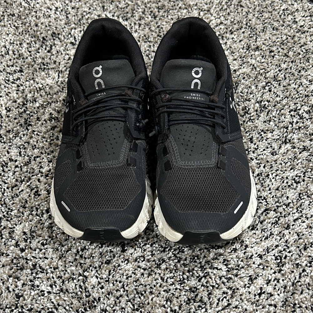 On Cloud women’s Black and White Athletic Shoes